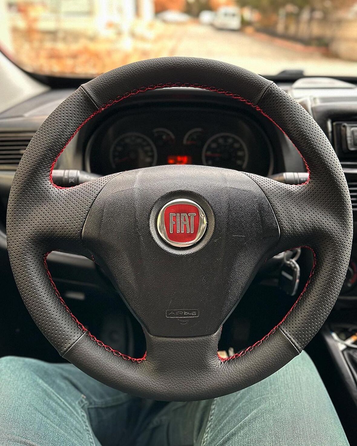 Fiat Linea Fiorino (Tuşsuz)  Araca Özel Direksiyon Kılıfı (Noktalı Düz Kırmızı Dikişli)