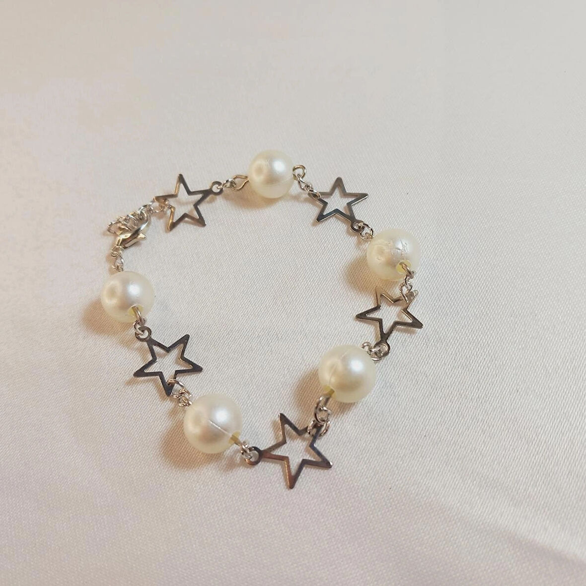 Crystal Atelier Star Y2K Fairycore Pinterest Tarzı Tasarım El Yapımı Kadın Yıldız Bileklik, Gümüş Rodyumlu İnci Boncuk Yıldız Figürlü Bileklik, Yıldız İnci Bileklik, Gümüş Kaplama Zincirli Mini Yıldız Bileklik