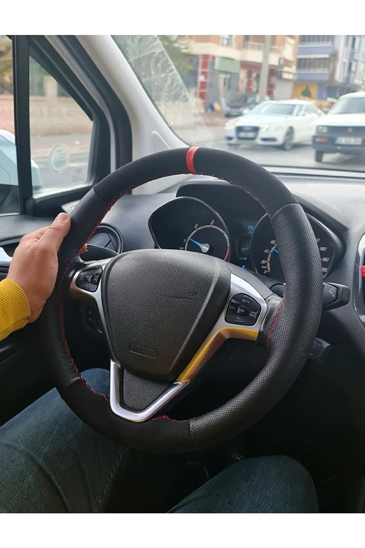 Opel Insignia Uyumlu Kırmızı Yüzüklü Noktalı-alkantara Deri Direksiyon Kılıfı