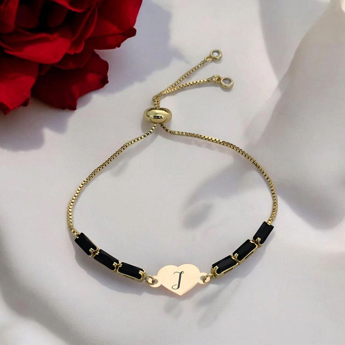 Özel ve Anlamlı Siyah Taşlı Kalp Figürlü 14 Ayar Altın Plakalı J Harfli Bileklik