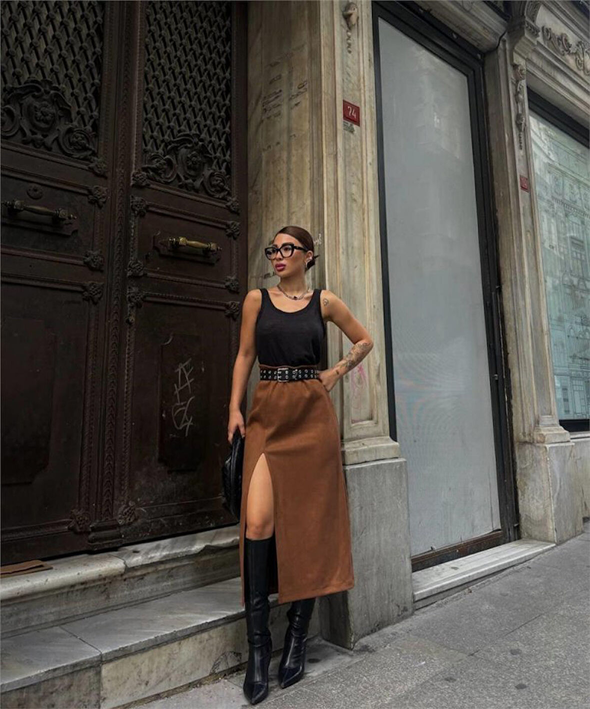 SÜET KALEM ETEK YIRTMAÇ DETAYLI - Taba