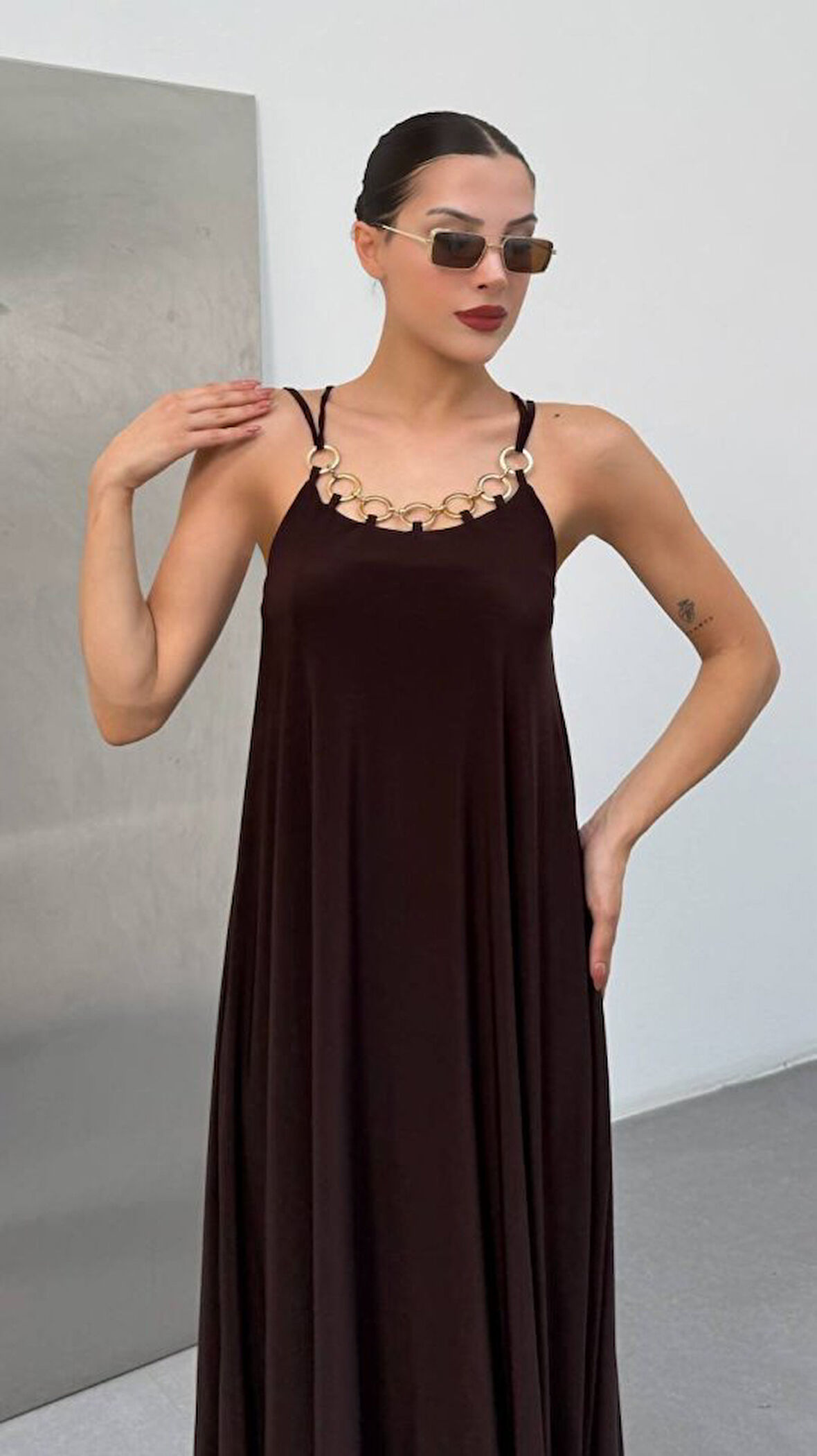 Kadın Omuz Askılı Kuş Gözü Zincir Detay Sandy Kumaş Maxi Boy Elbise