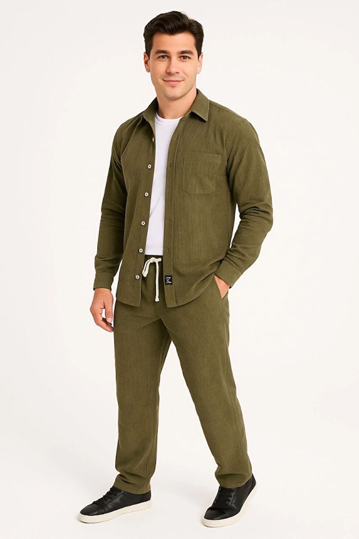 Erkek Kadife Oversize Takım – Gömlek Ve Pantolon İkili Set Füme Corduroy Şıklığı, Rahat Ve Zarif Duruş Yumuşak Dokulu Kadife Kumaş, Düğmeli Gömlek Üst Ve Lastikli Pantolon Alt Parça Ile Gün Boyu Konfor- Haki