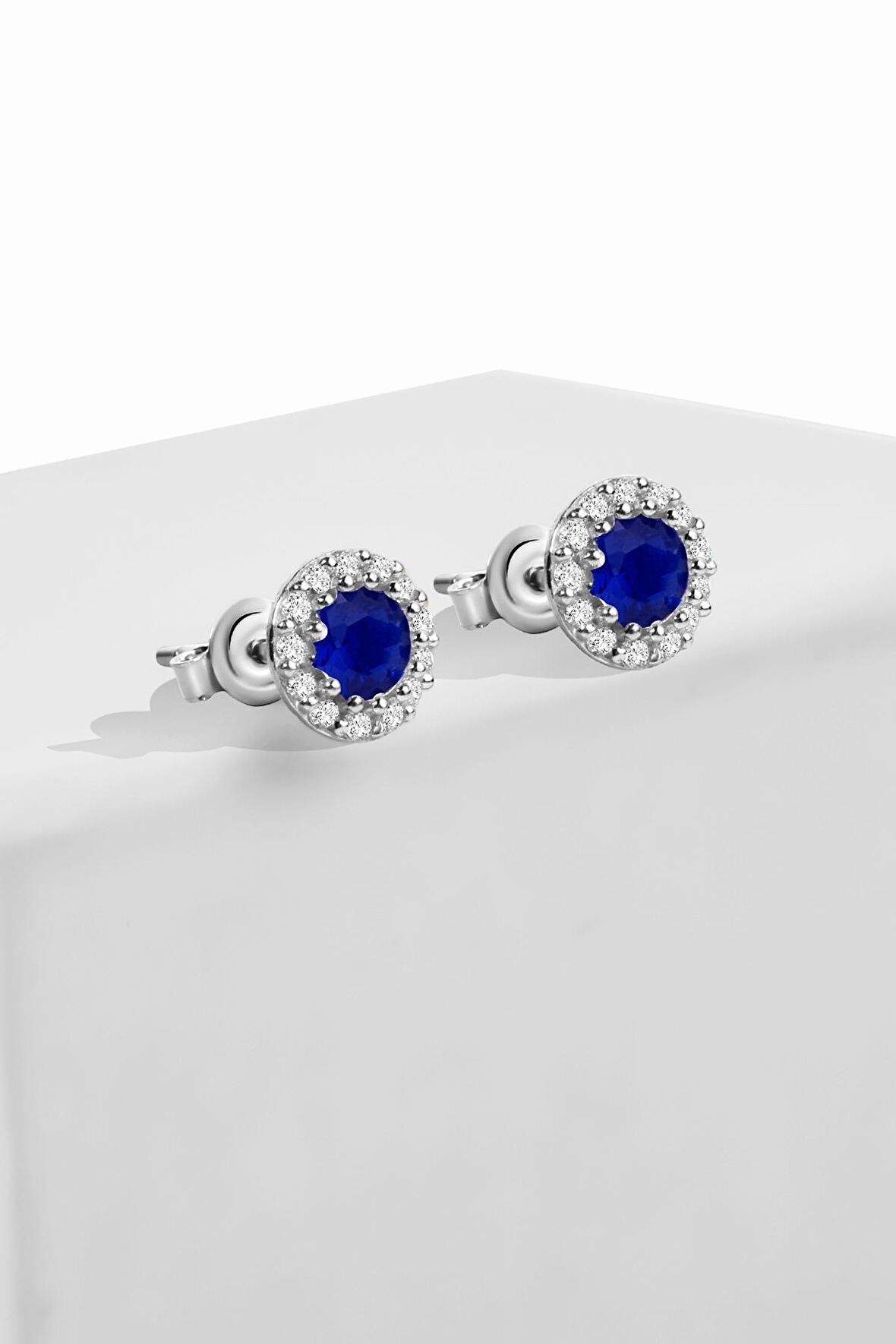 Gümüş  7 mm zirkon safir taşlı yuvarlak küpe