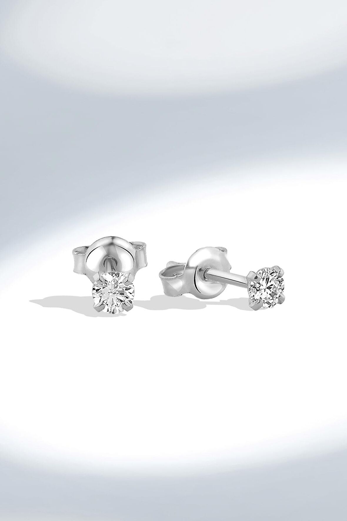 Gümüş 3 mm Tek Zirkon Taşlı Çivili Küpe