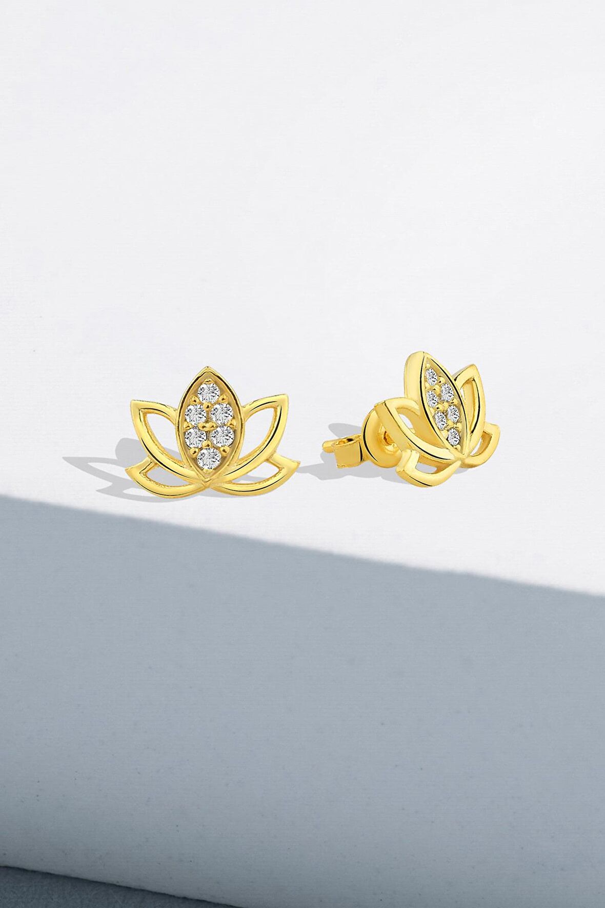 Gümüş zirkon taşlı lotus çiçeği çivili küpe