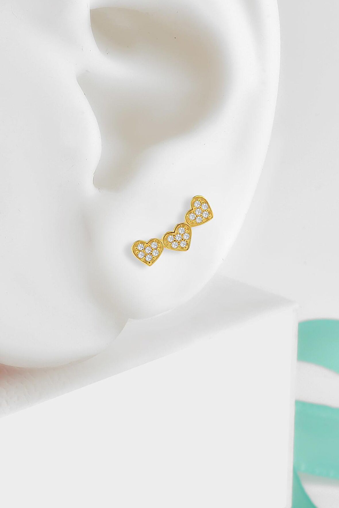 Gümüş kalp model zirkon taşlı çivili gold küpe