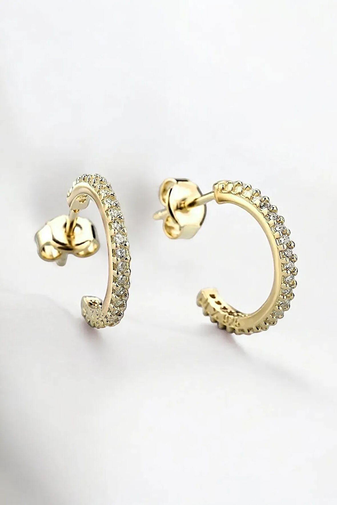 Gümüş 925 Ayar 15 Mm Yarım Tur Zirkon Taşlı Gold Küpe