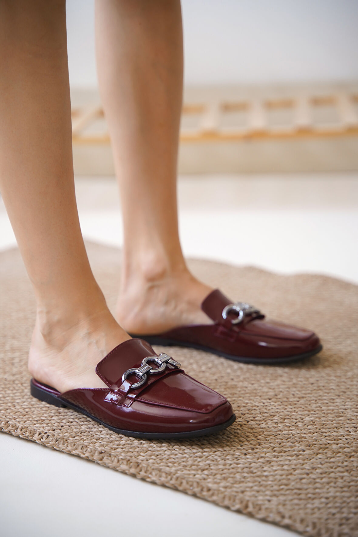 Jayla Zincir Detaylı Burnu Kapalı Düz Taban Terlik