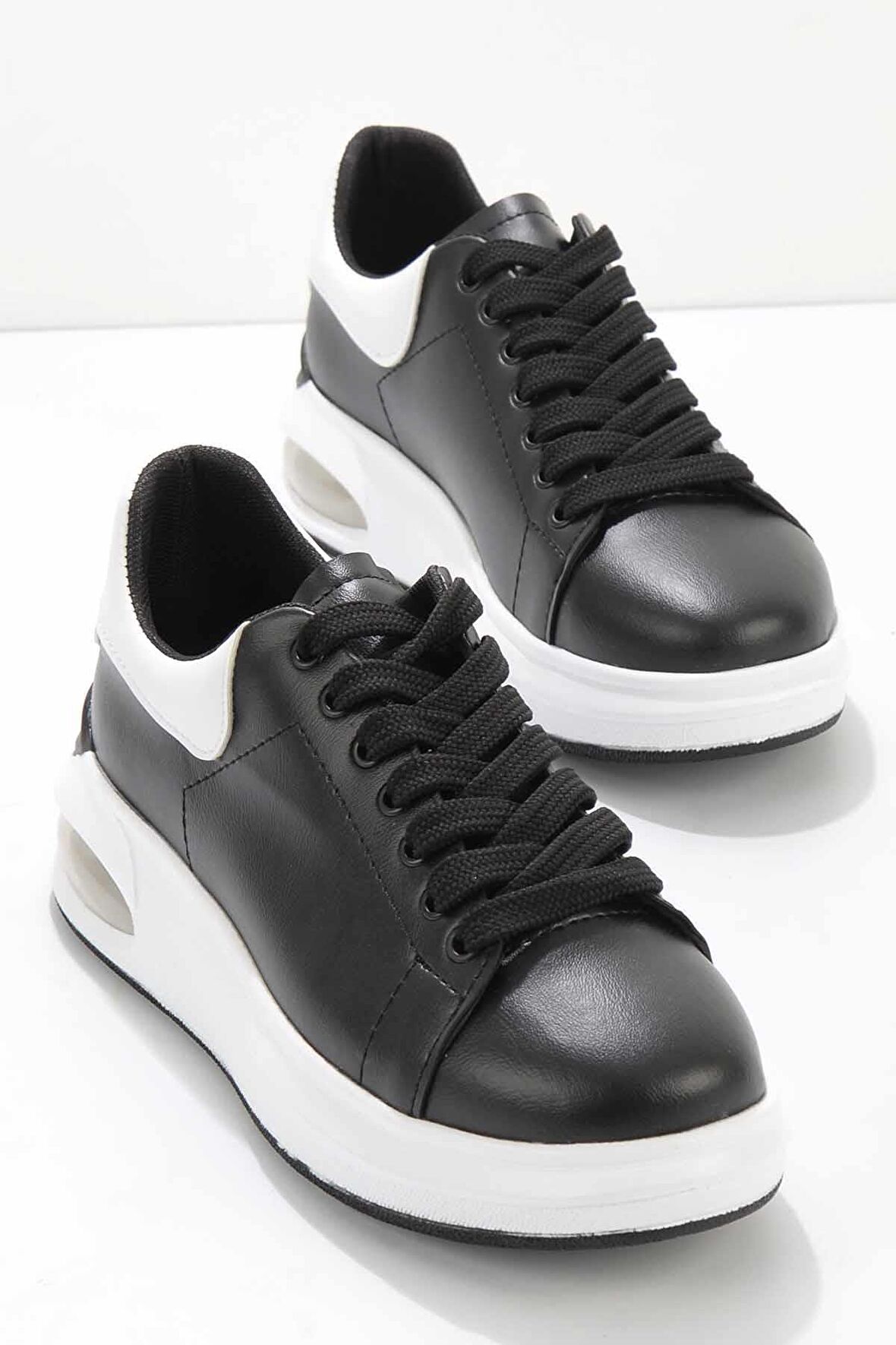 Bambi Siyah Beyaz  Kadın Sneaker K01154050409
