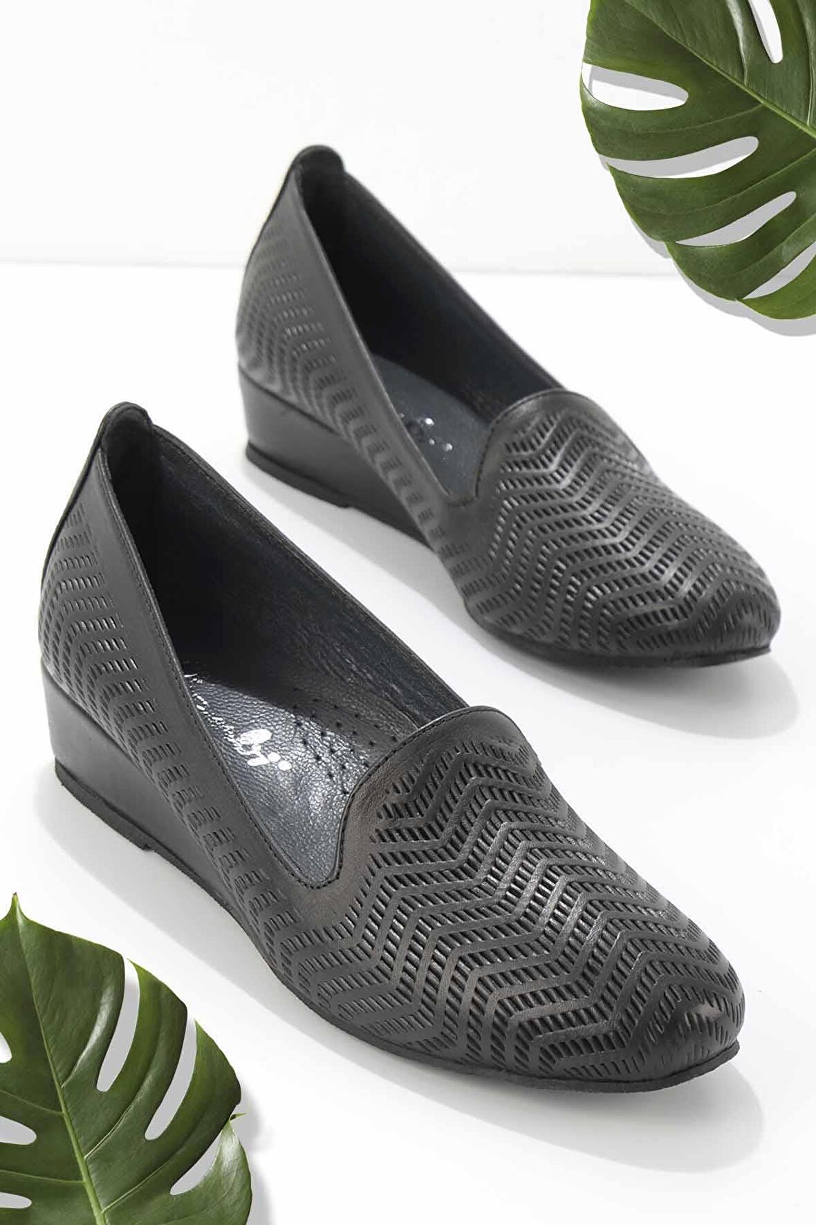 Bambi Siyah Hakiki Deri Kadın Dolgu Topuklu Ayakkabi K01531180303