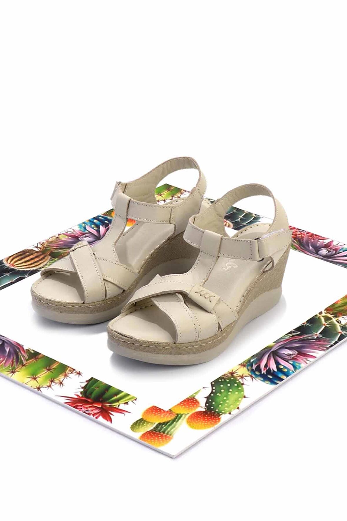 Bej Hakiki Deri Kadın Sandalet K05763091003