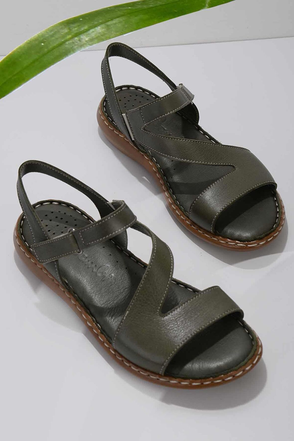 Bambi Yesil Hakiki Deri Kadın Sandalet K05907021603