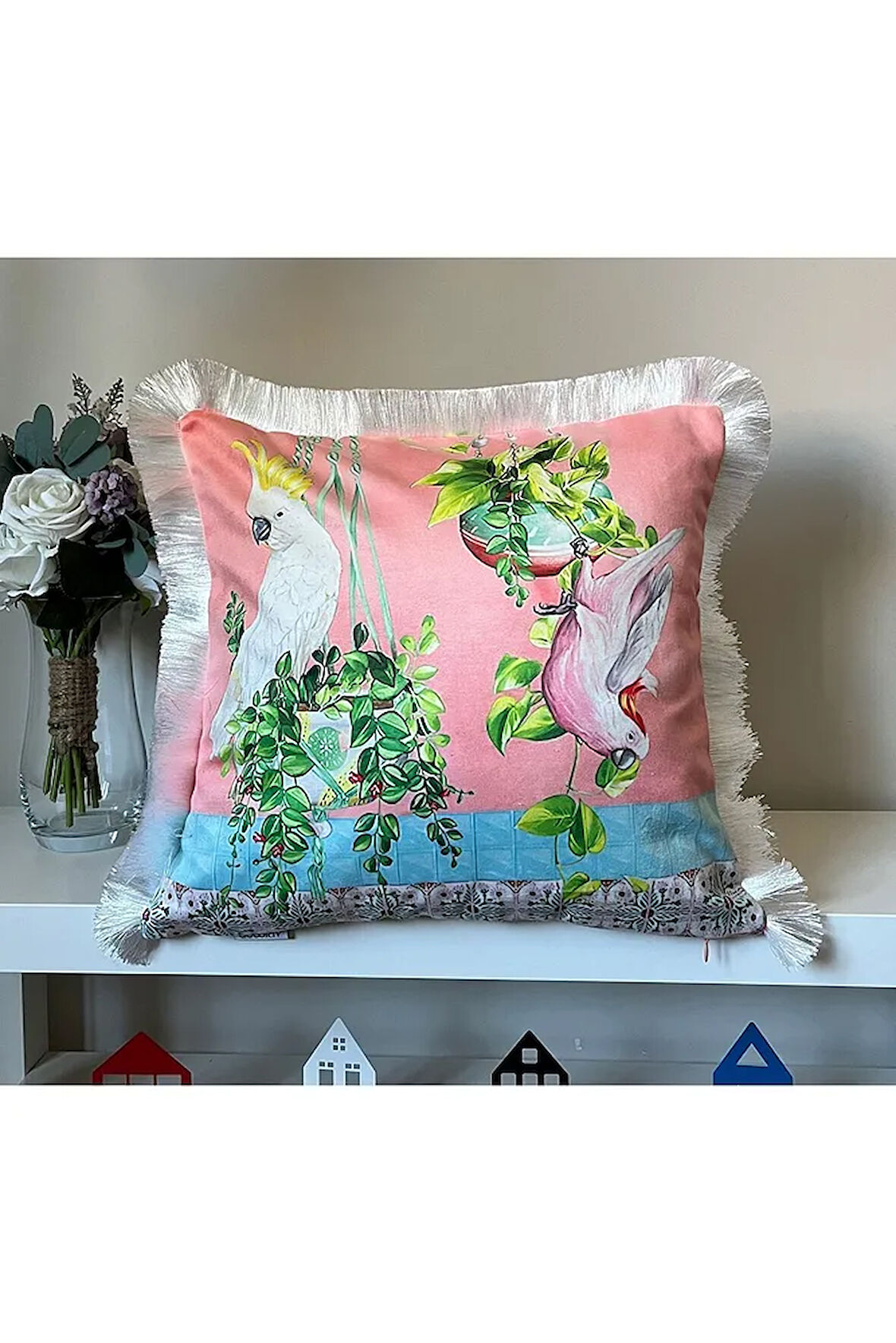 Pastel Pembe Zemin Papağan Desenli Dijital Baskılı Kadife Kırlent Kılıfı Saçaklı