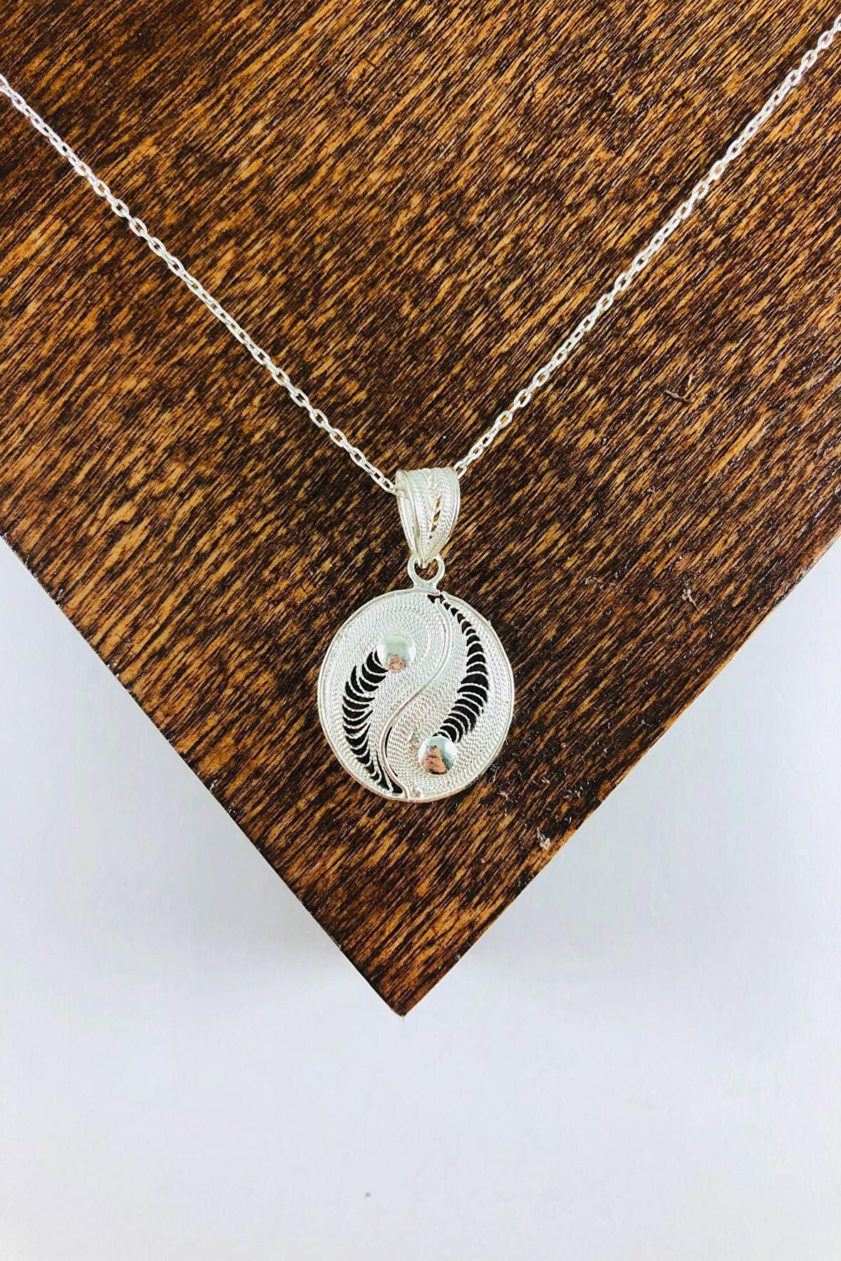 El Işi Yuvarlak Motifli Telkari Kolye