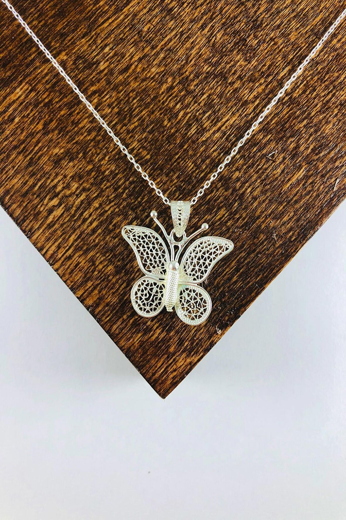 El Işi Kelebek Motifli Telkari Kolye