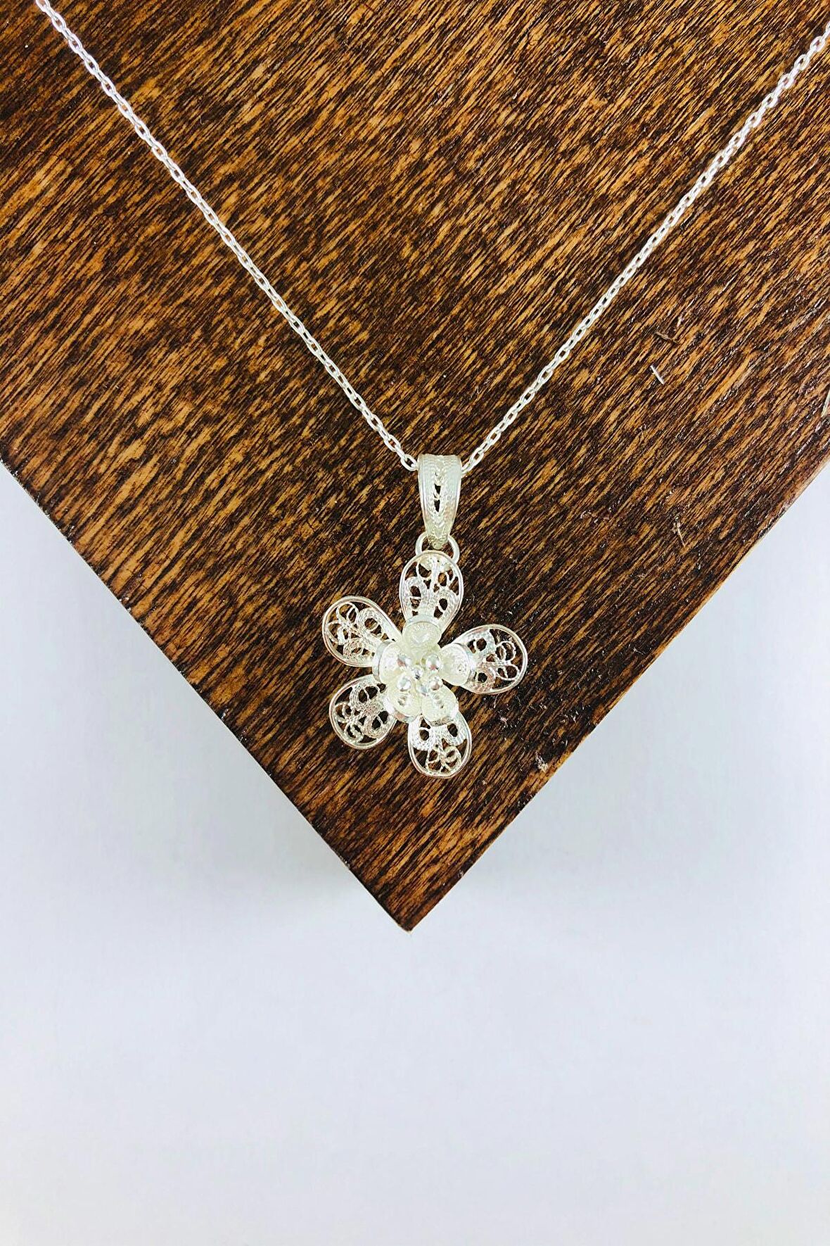 El Işi Papatya Motifli Telkari Kolye