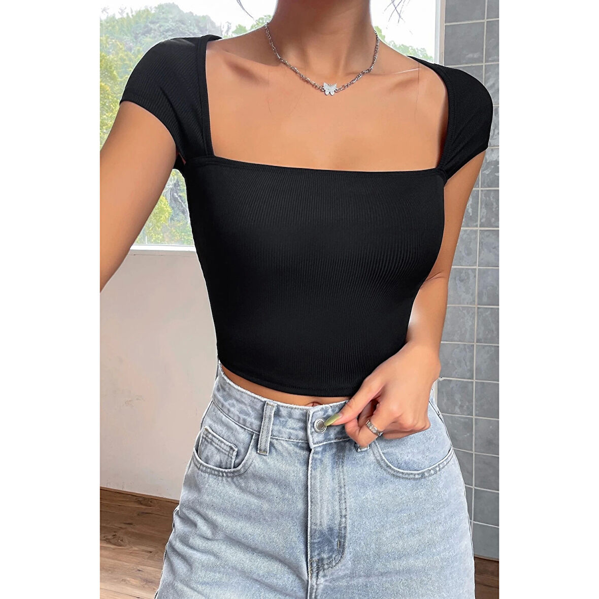 MARSiLYAN- Kadın Siyah Kare Yaka Yarım Kol Göğüs Dekolteli Crop Top Bluz