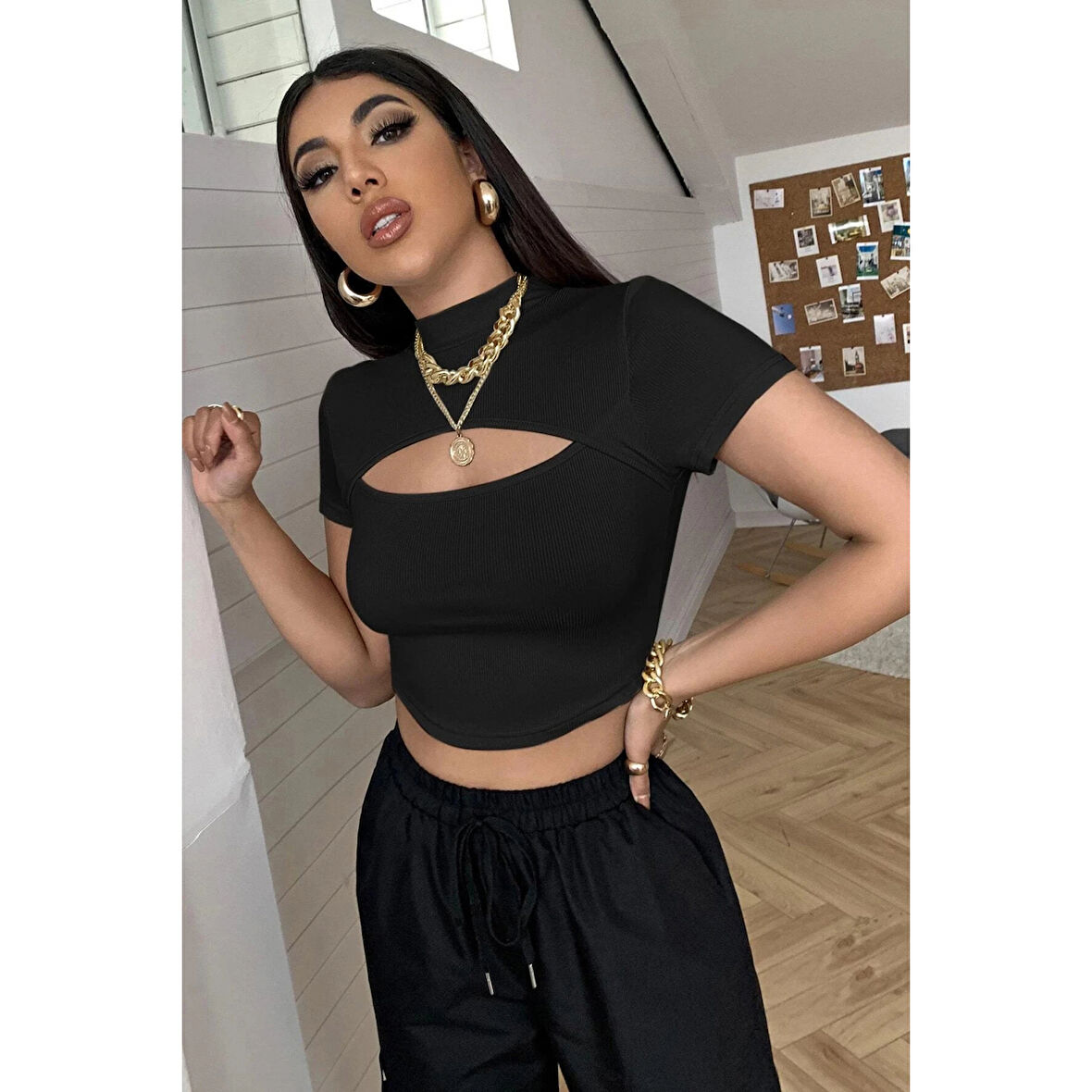 MARSiLYAN- Kadın Siyah Göğüs Dekolteli Yarım Kollu Cut Out Crop Top Bluz