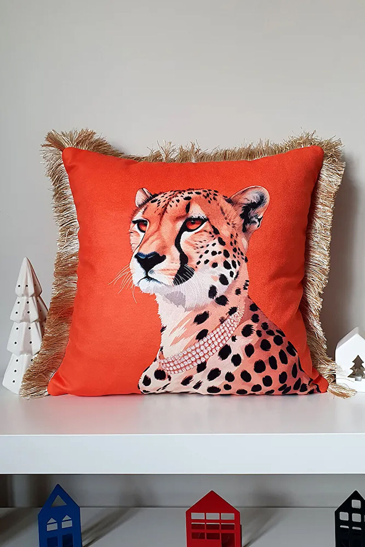 Zarif Leopar Tasarımlı Turuncu Kırlent Kılıfı Altın Saçak Detaylı - 43x43cm