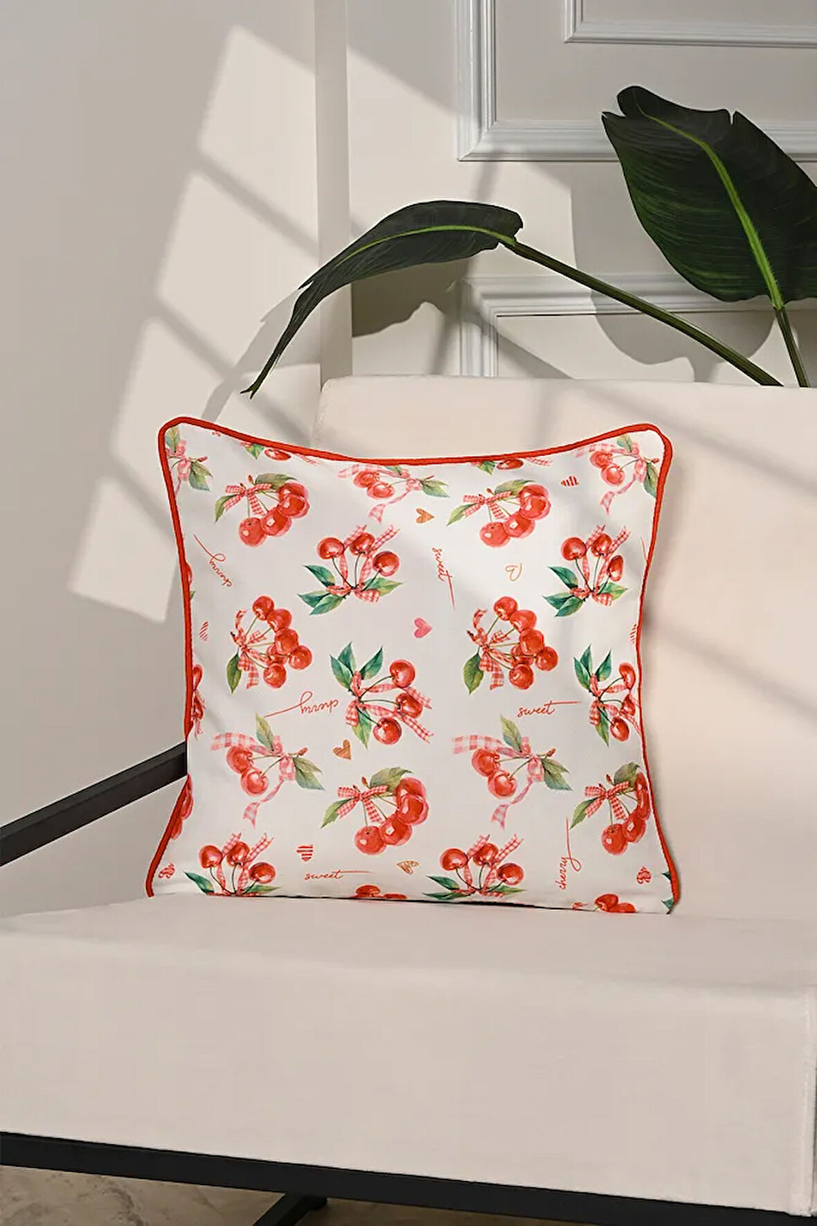 Cherry Crush Romantik Kiraz Desenli Kırlent Kılıfı – 43x43cm