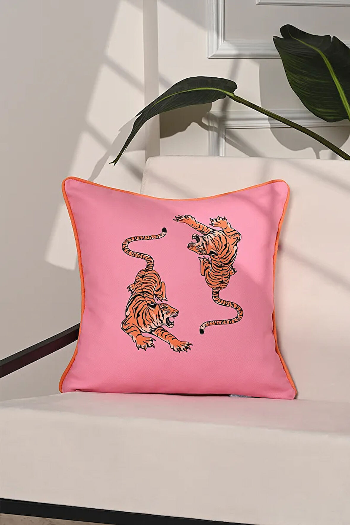 Neon Jungle Kaplan Desenli Pembe Kırlent Kılıfı – 43x43cm