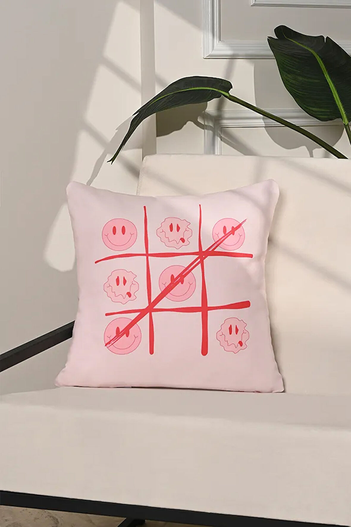 Happy Wins TikTakToe Smiley Desenli Kırlent Kılıfı – 43x43cm