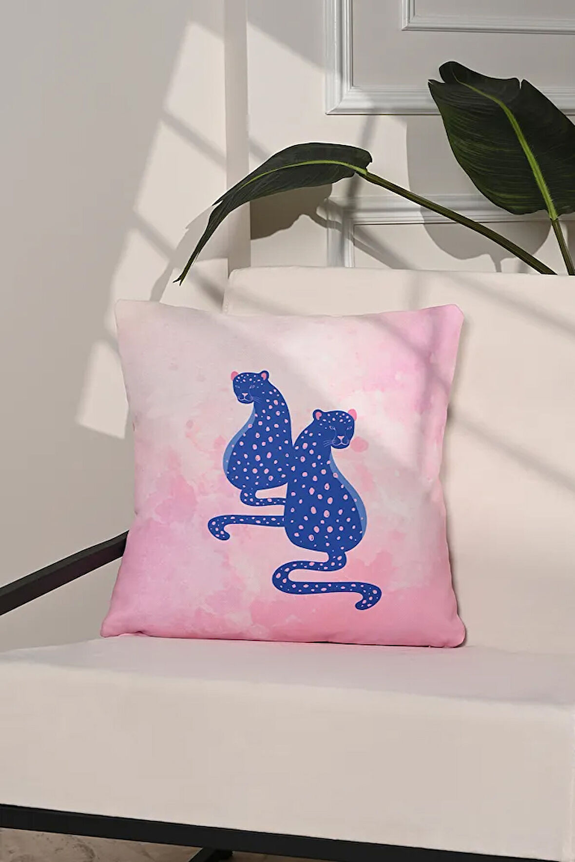 Pink Jungle İllüstratif Leopar Desenli Kırlent Kılıfı – 43x43cm