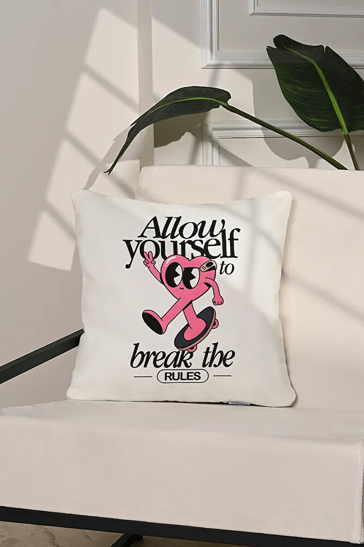 Break the Rules Kaykaylı Kalpli İllüstrasyon Kırlent Kılıfı – 43x43cm