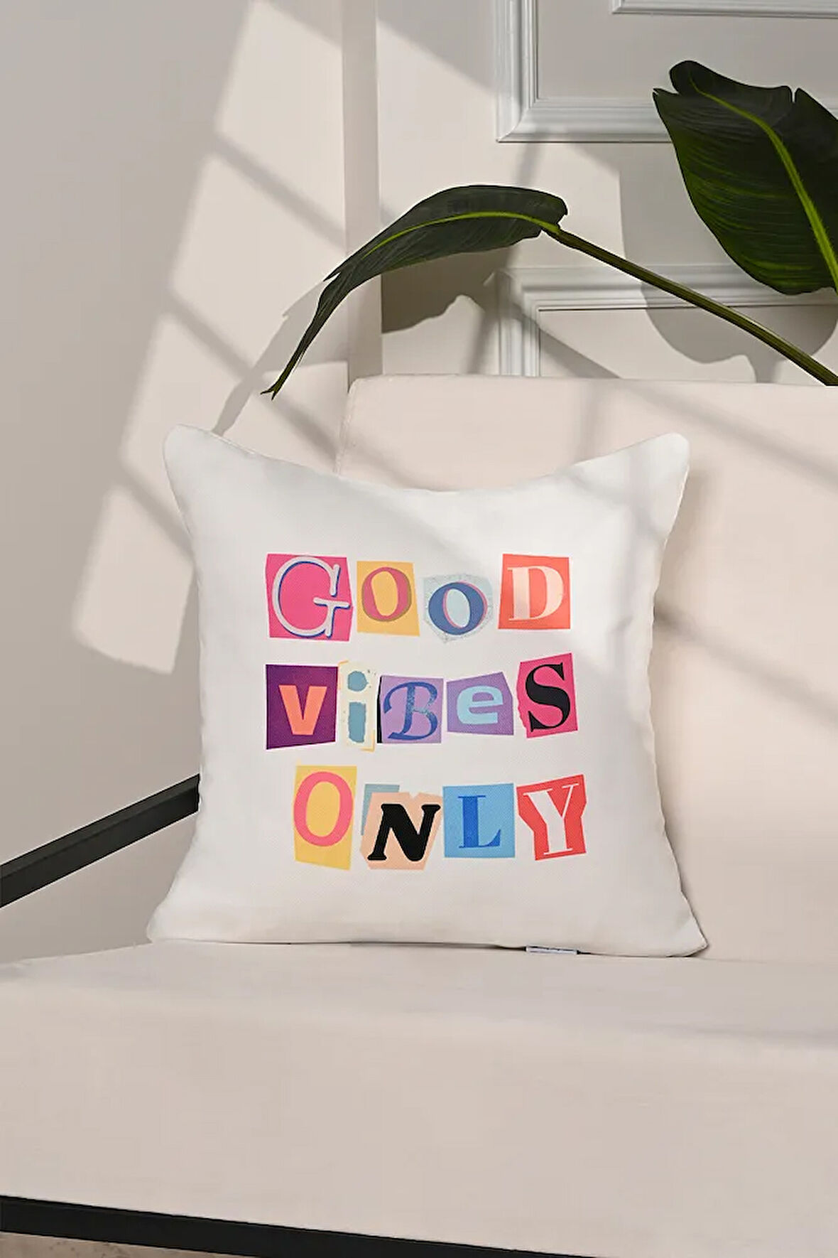 Good Vibes Only Renkli Kolaj Yazılı Kırlent Kılıfı – 43x43cm