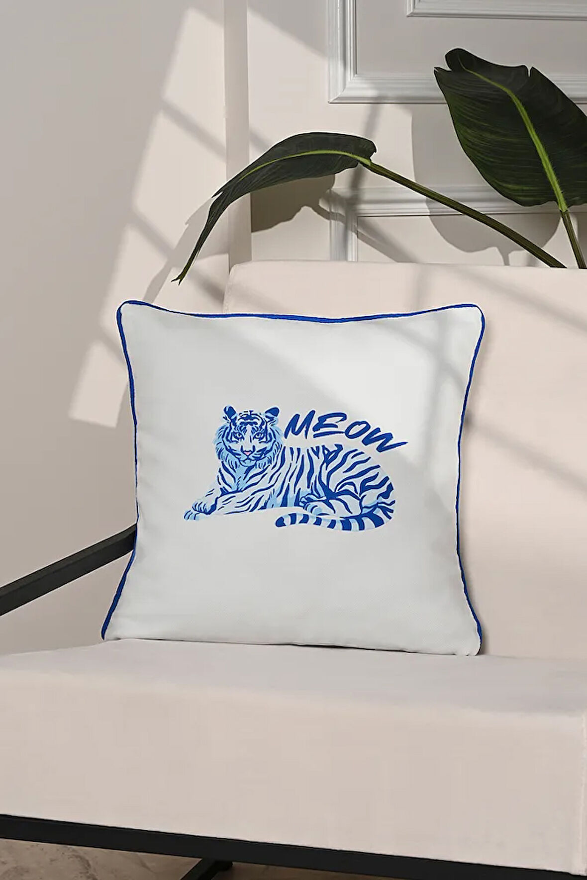 Blue Meow Mavi Kaplan İllüstrasyonlu Kırlent Kılıfı – 43x43cm