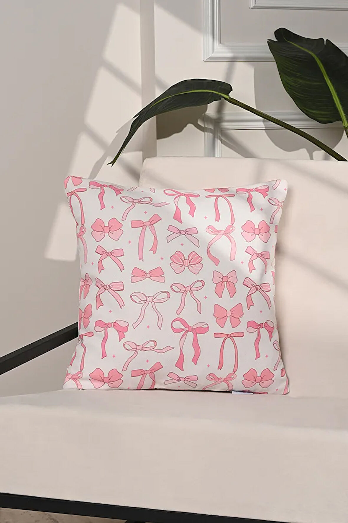 Pink Ribbons Fiyonk Desenli Romantik Kırlent Kılıfı – 43x43cm