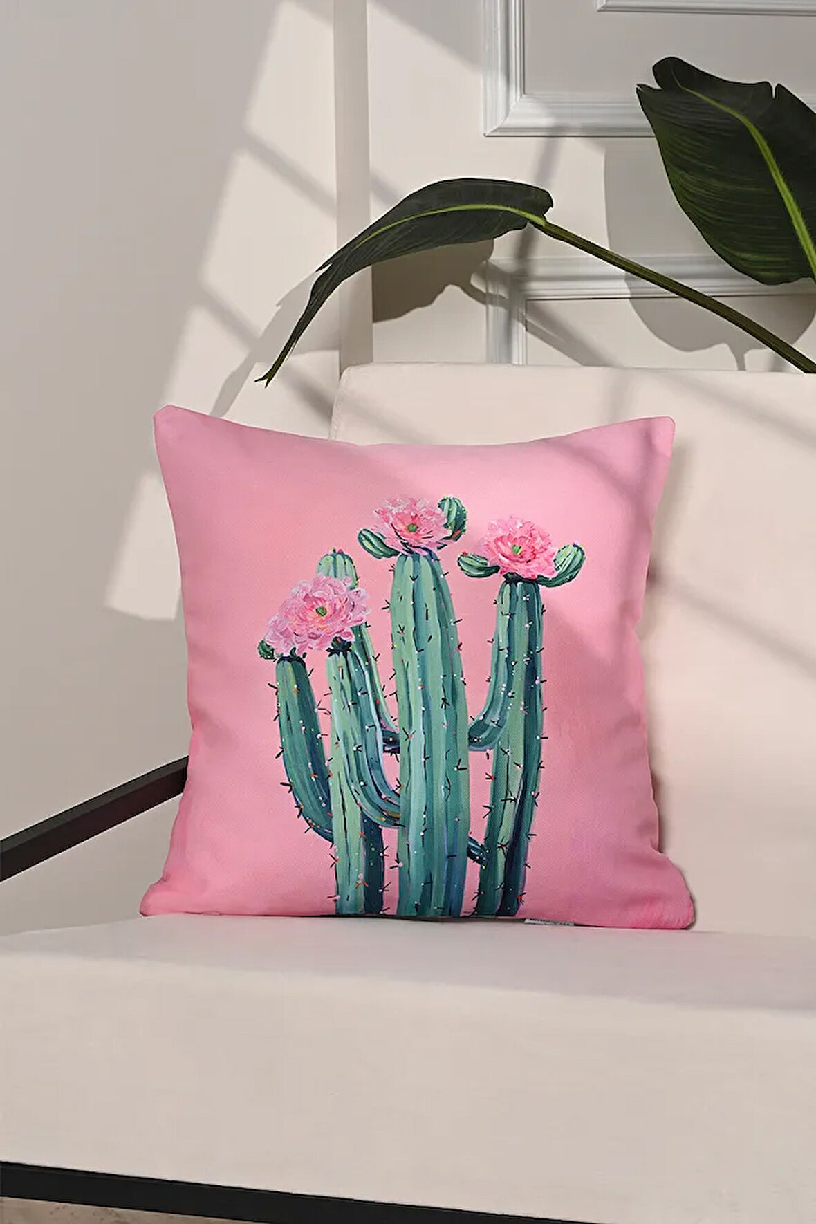 Blooming Cactus Çiçekli Kaktüs İllüstrasyonlu Kırlent Kılıfı – 43x43cm