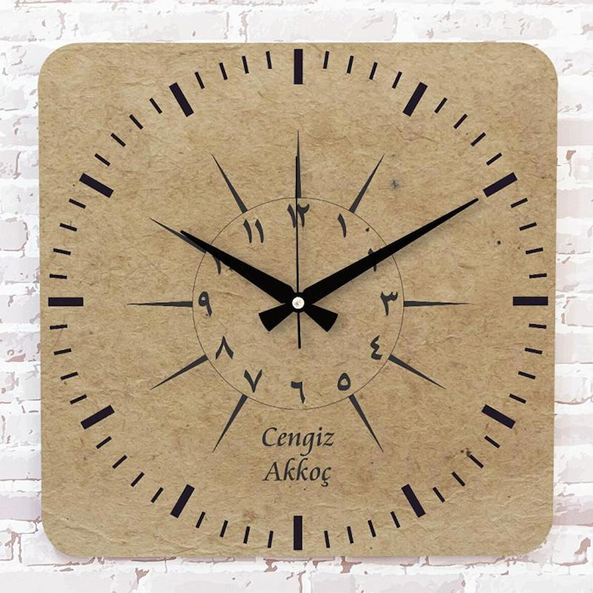 Kişiye Özel Arapça Tasarımlı Hediye Ahşap Saat 33cm KA01-1408