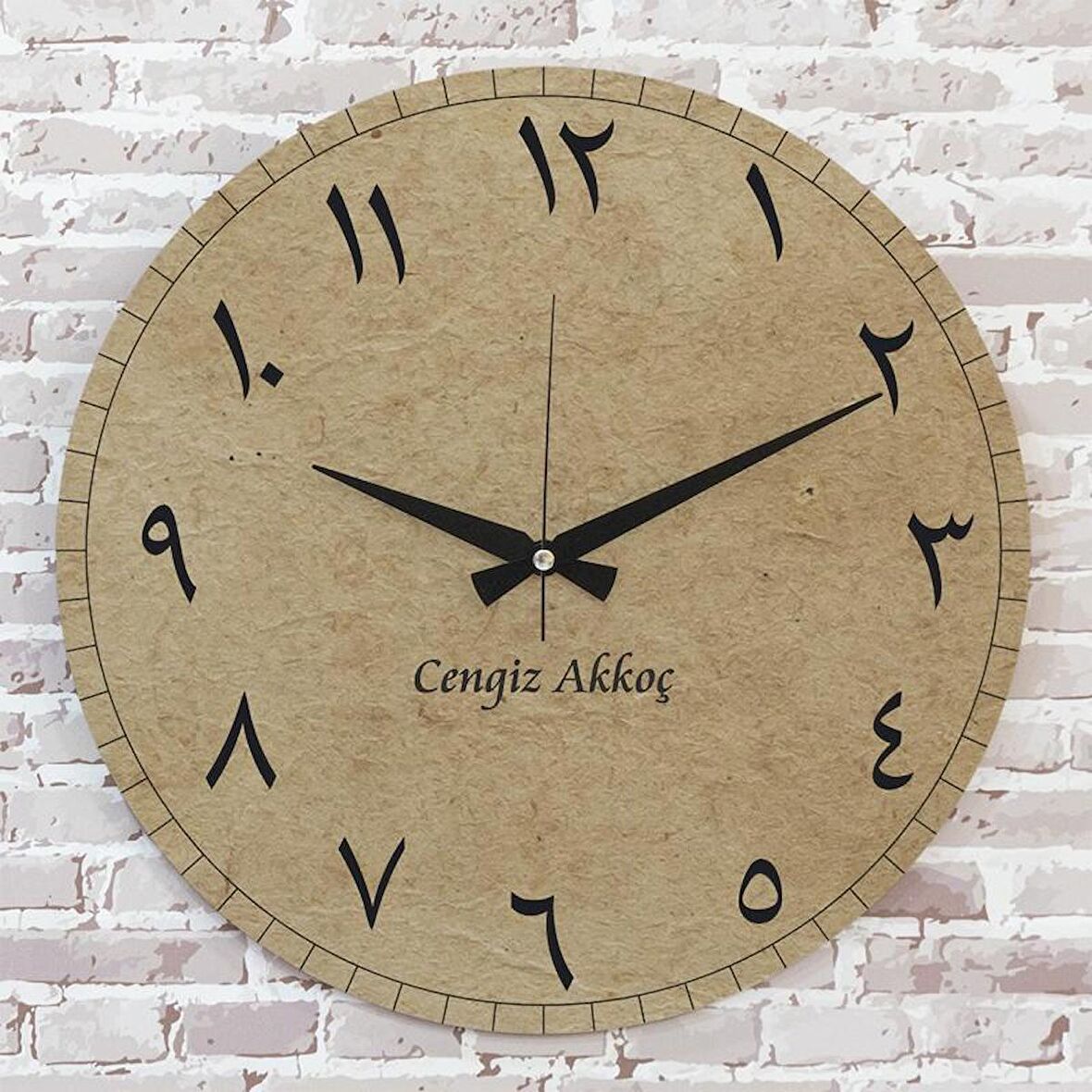 Kişiye Özel Arapça Tasarımlı Hediye Ahşap Saat 33cm  KA02-1413