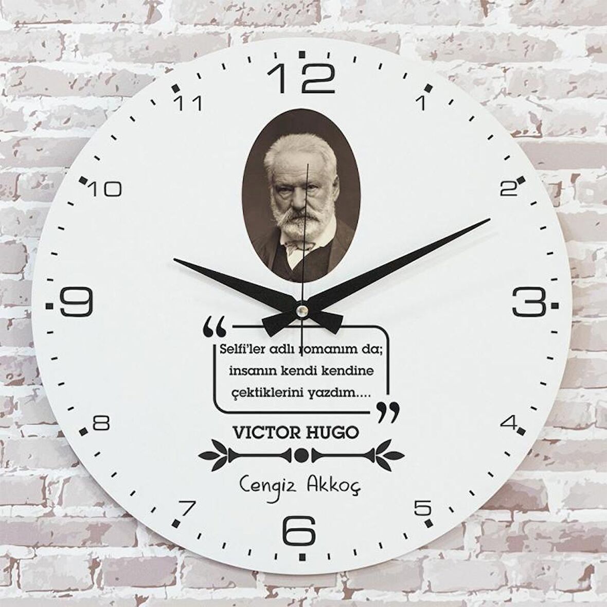 Kişiye Özel Victor Hugo Tasarımlı Hediye Saat 33cm  KA02-1722