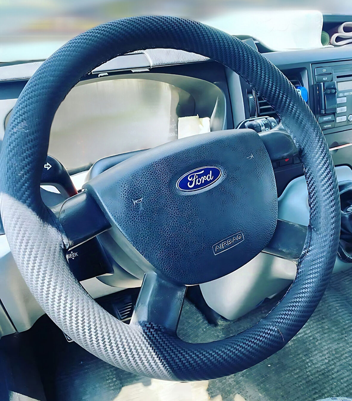 DİKİŞLİ DİREKSİYON KILIFI KARBON DERİ SİYAH DİKİŞLİ FORD TRANSİT İÇİN