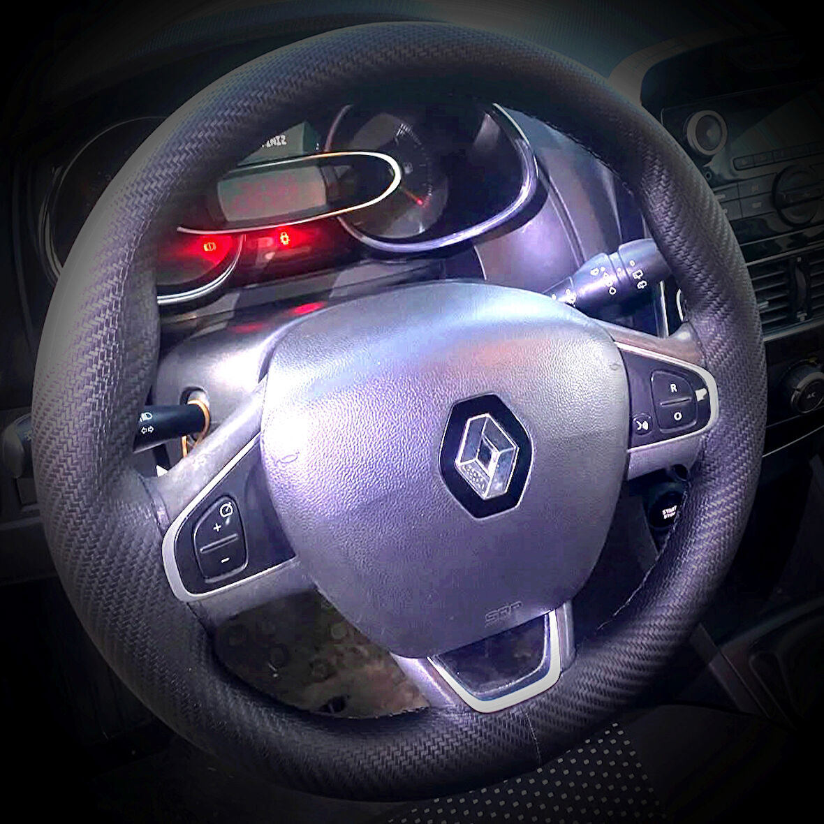 DİKİŞLİ DİREKSİYON KILIFI KARBON DERİ SİYAH DİKİŞLİ RENAULT CLİO İÇİN