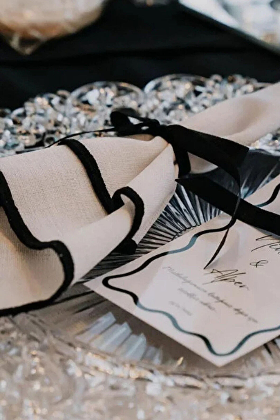 2Li Beyaz %100 Keten Kumaş Siyah Biyeli Peçete