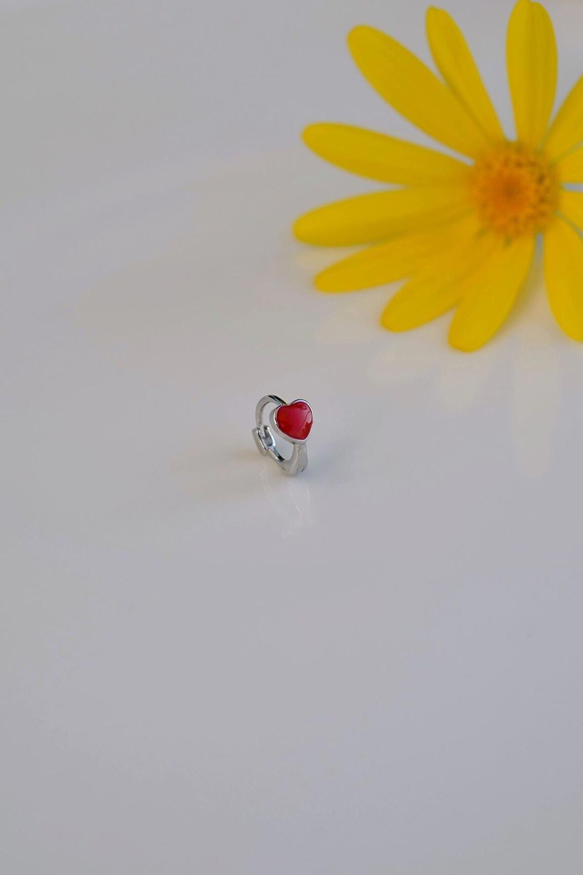 Kırmızı Kalpli Halka Tragus Piercing Helix Kıkırdak Gümüş Renkli