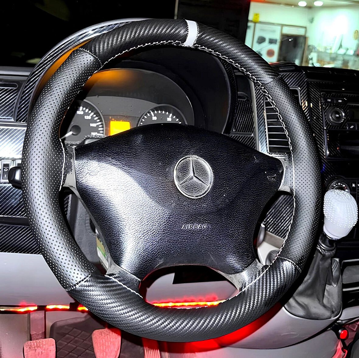 DİKİŞLİ DİREKSİYON KILIFI KARBON NOKTA DERİ GRİ YÜZÜK GRİ DİKİŞLİ MERCEDES SPRİNTER İÇİN 2014 ÖNCESİ