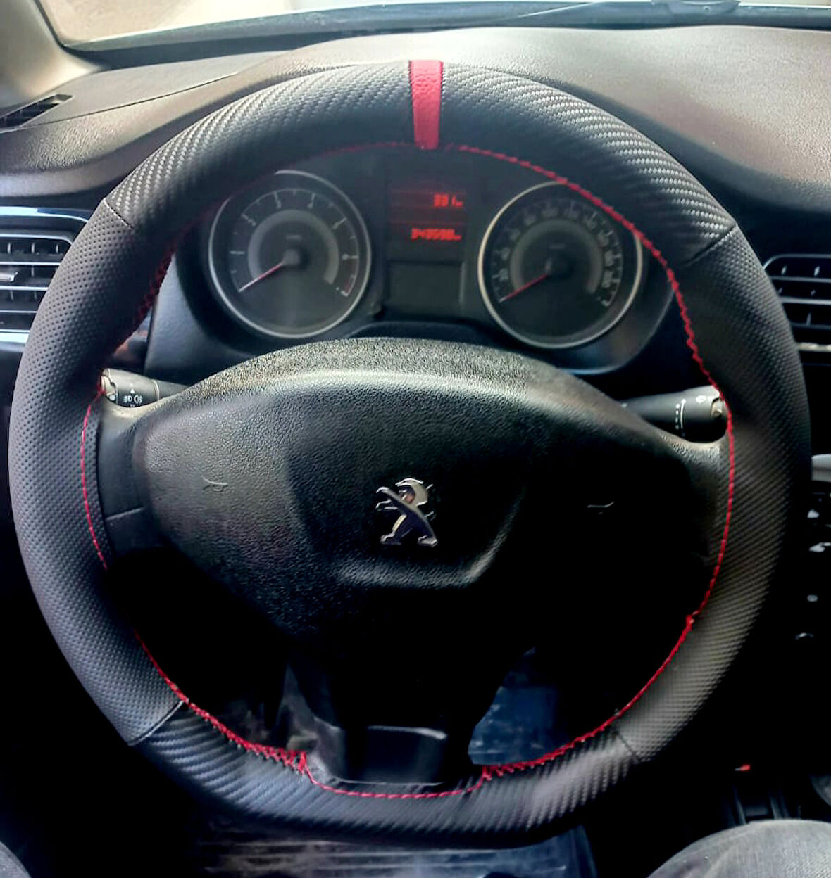 DİKİŞLİ DİREKSİYON KILIFI KARBON DERİ NOKTALI DERİ KIRMIZI YÜZÜK KIRMIZI DİKİŞ PEUGEOT 301 İÇİN