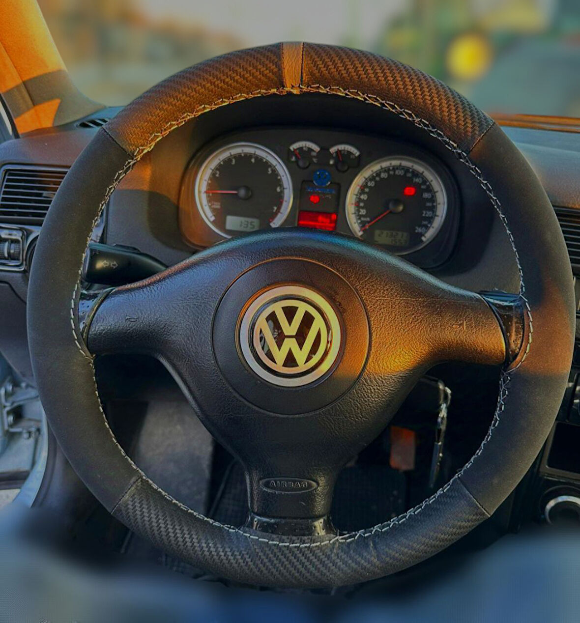 DİKİŞLİ DİREKSİYON KILIFI KARBON DERİ NUBUK DERİ GRİ YÜZÜK GRİ DİKİŞLİ VOLKSWAGEN POLO İÇİN