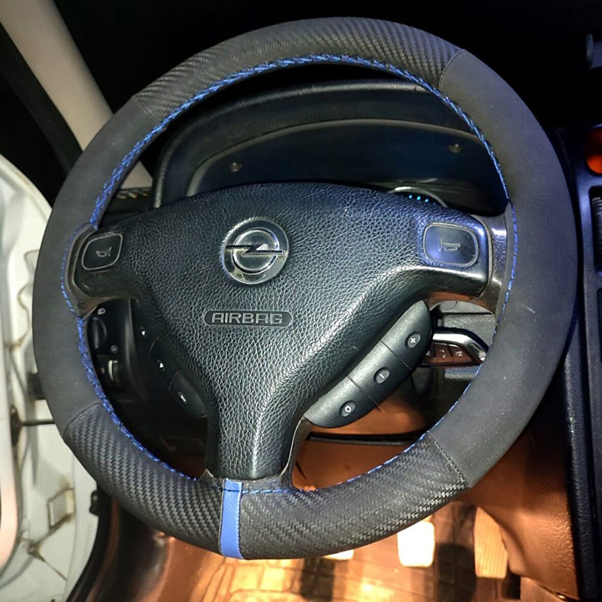 DİKİŞLİ DİREKSİYON KILIFI KARBON NUBUK DERİ MAVİ YÜZÜK MAVİ DİKİŞLİ OPEL ASTRA