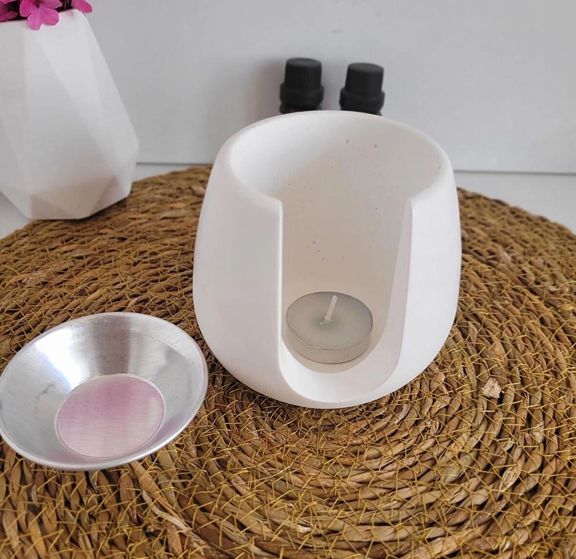 Beyaz Minimalist Beton Buhardanlık