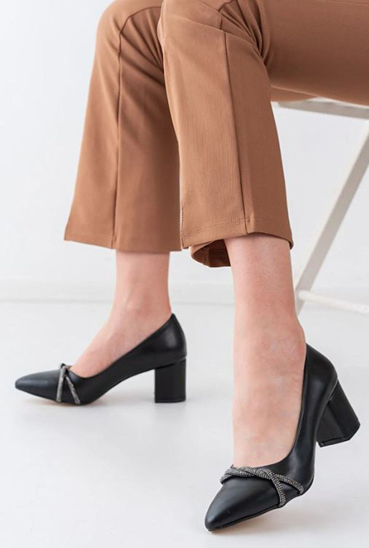 Mehtap Örgü Taş Dekolteli Kalın Topuk Kadın Topuklu Ayakkabı Sitiletto