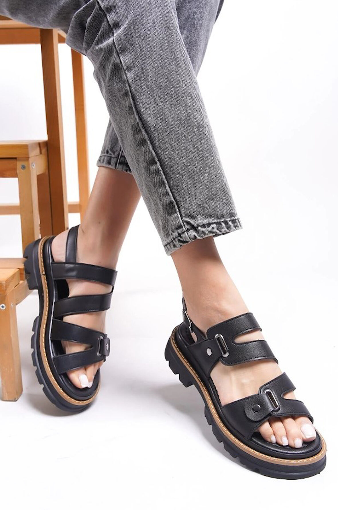 Feles Kalın Taban Zımba Detaylı Kadın Sandalet