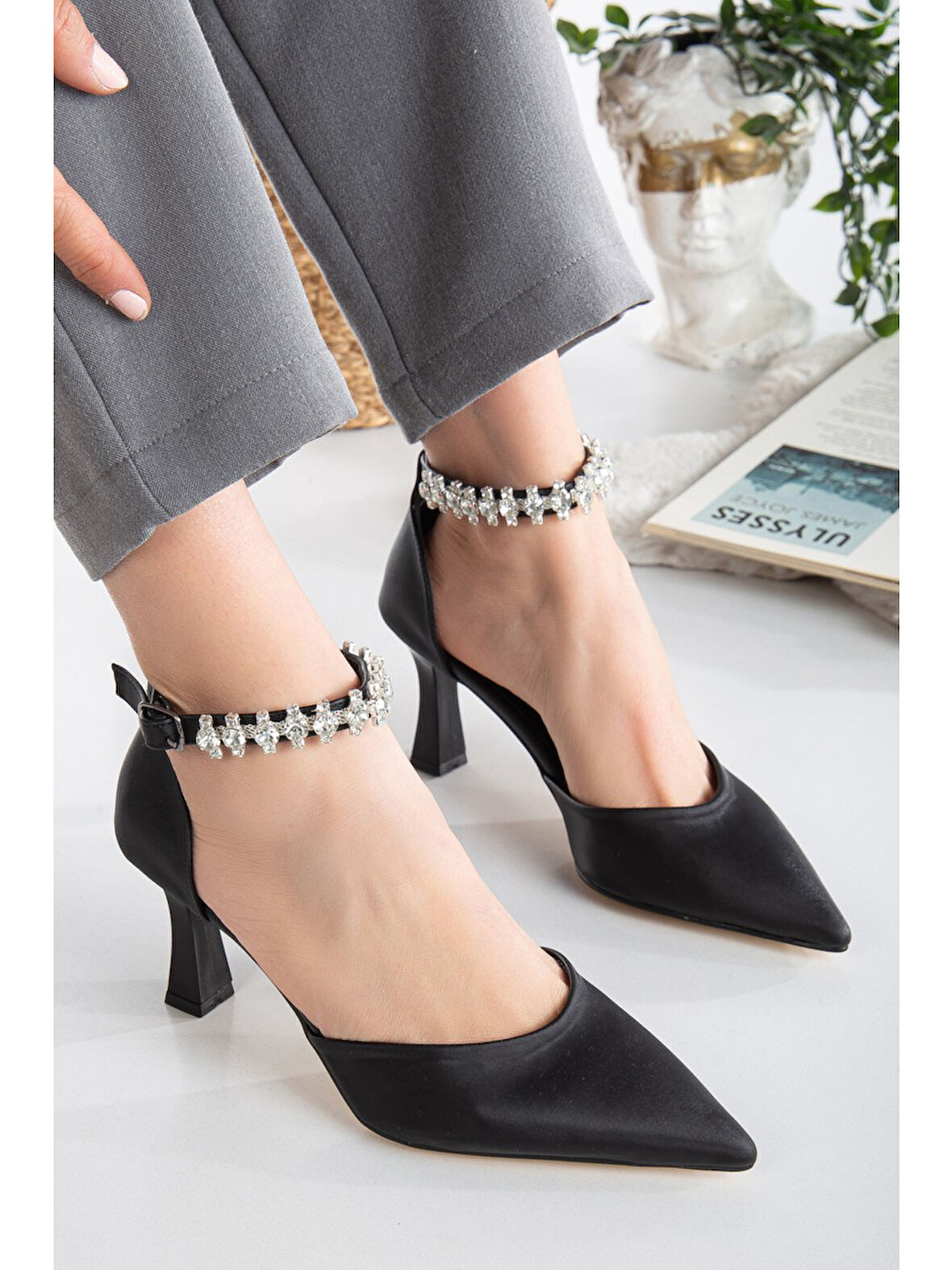 Seribo Bilek Taş Detaylı Arkası Açık Stiletto Kadın Topuklu Ayakkabı