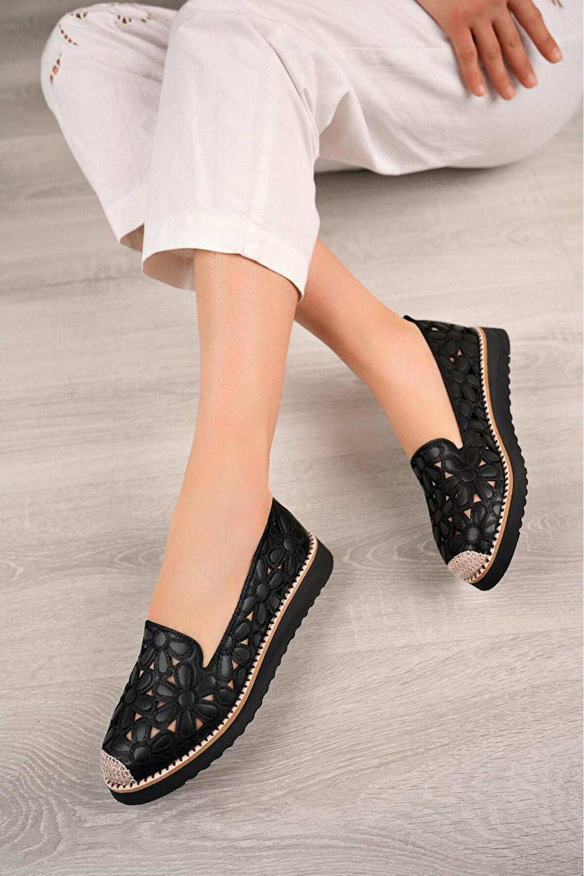 Feles Çiçek Detaylı Kadın Babet Ayakkabı