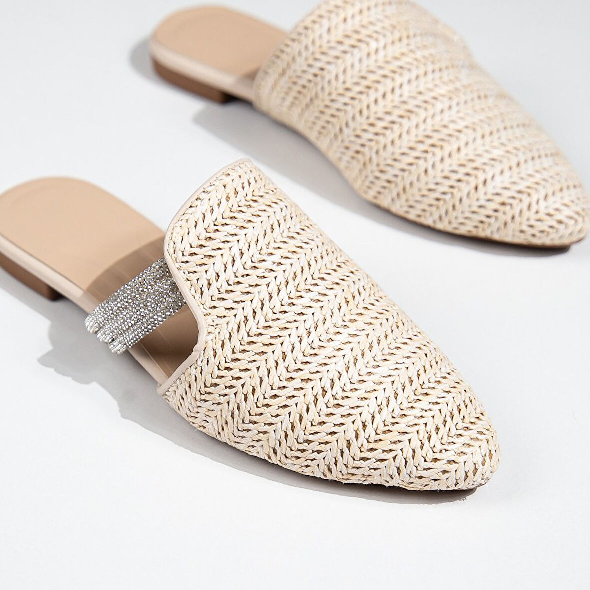 Feles İnce Taban Hasır Detaylı Kadın Terlik